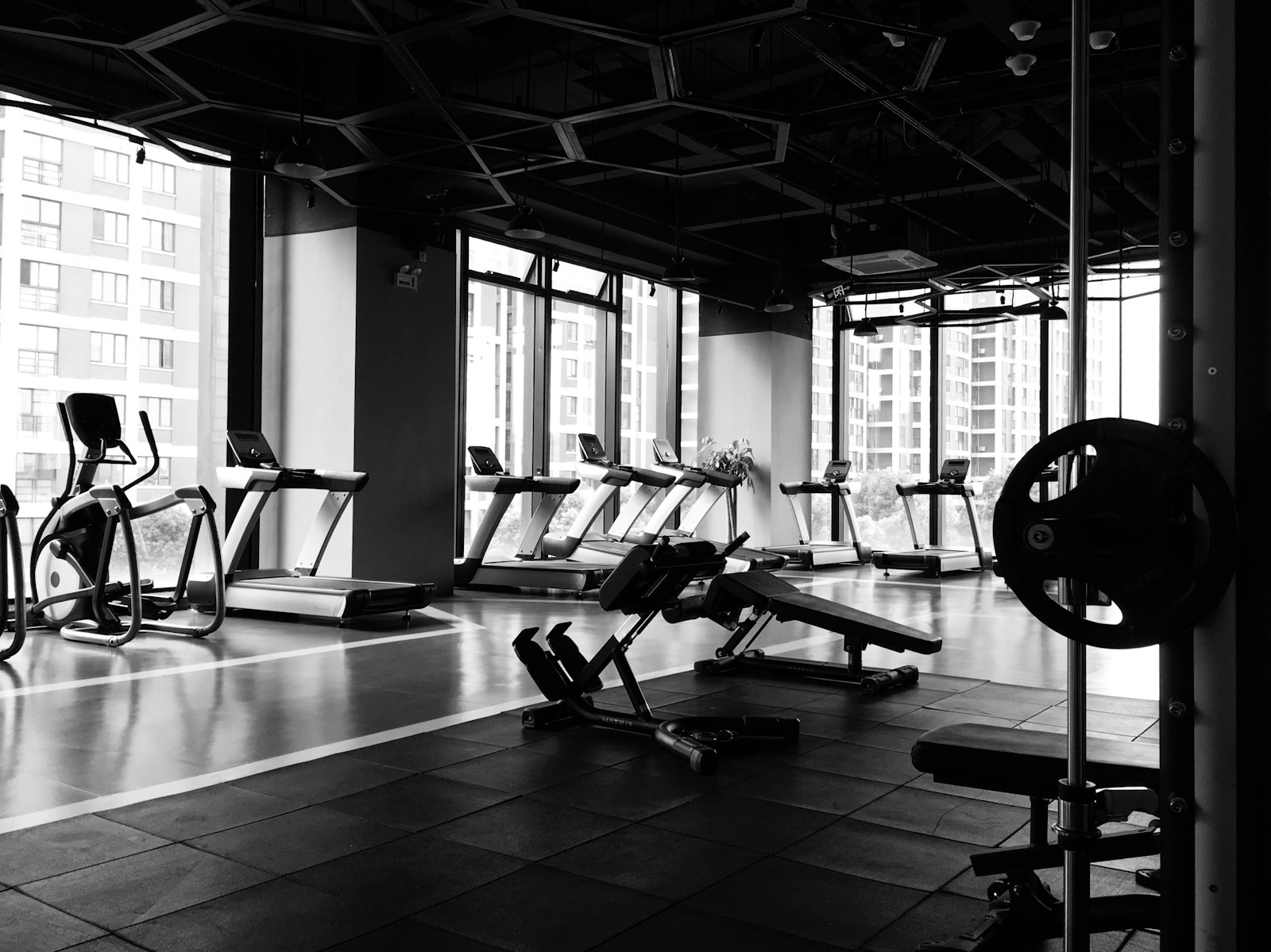 Área de treino em academia moderna