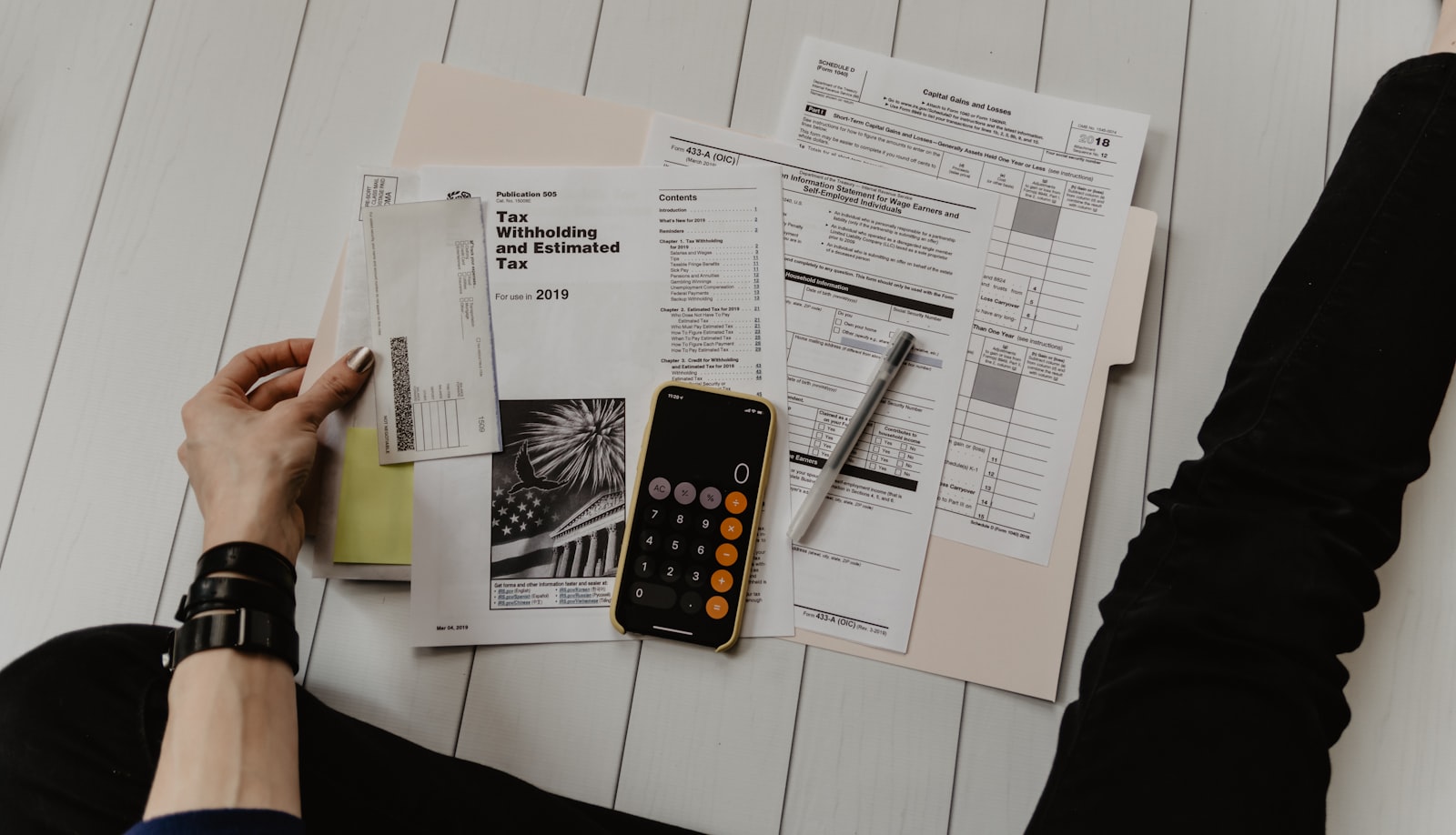 Escritório contábil com documentos e calculadora