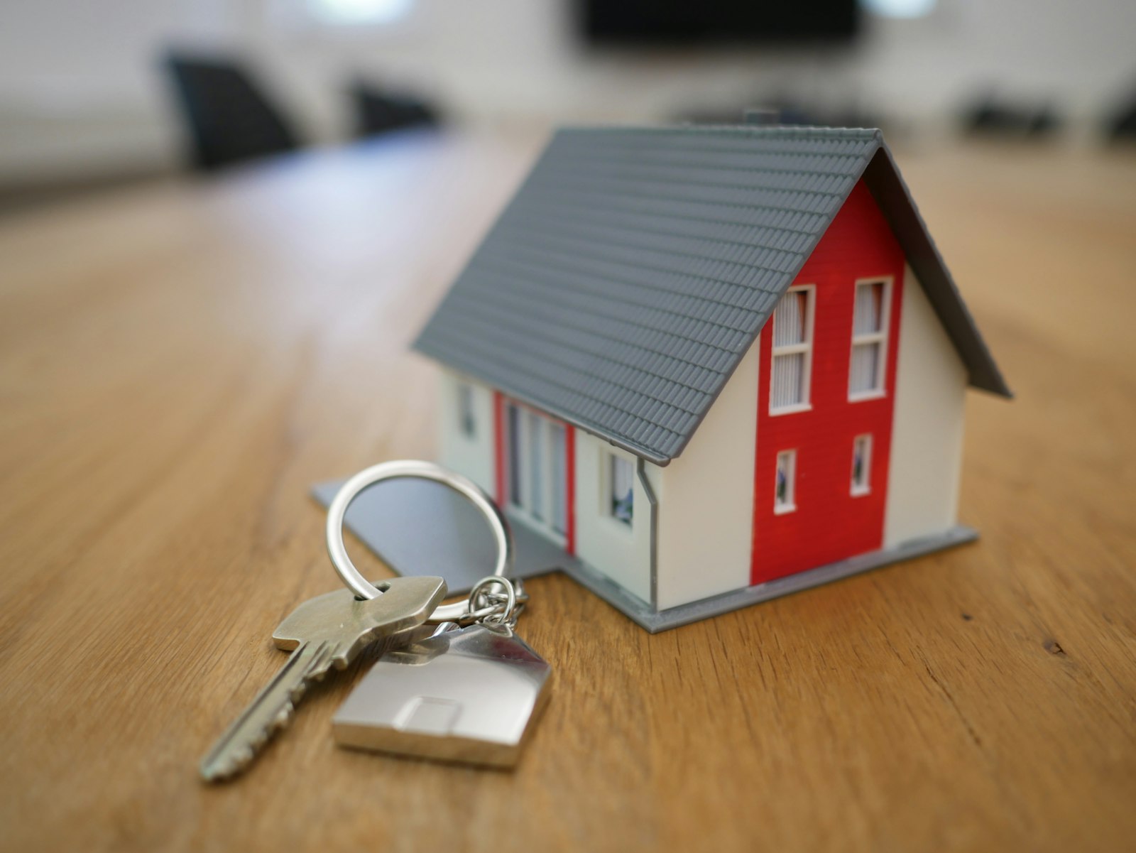 Chaves de imóvel sobre planta residencial